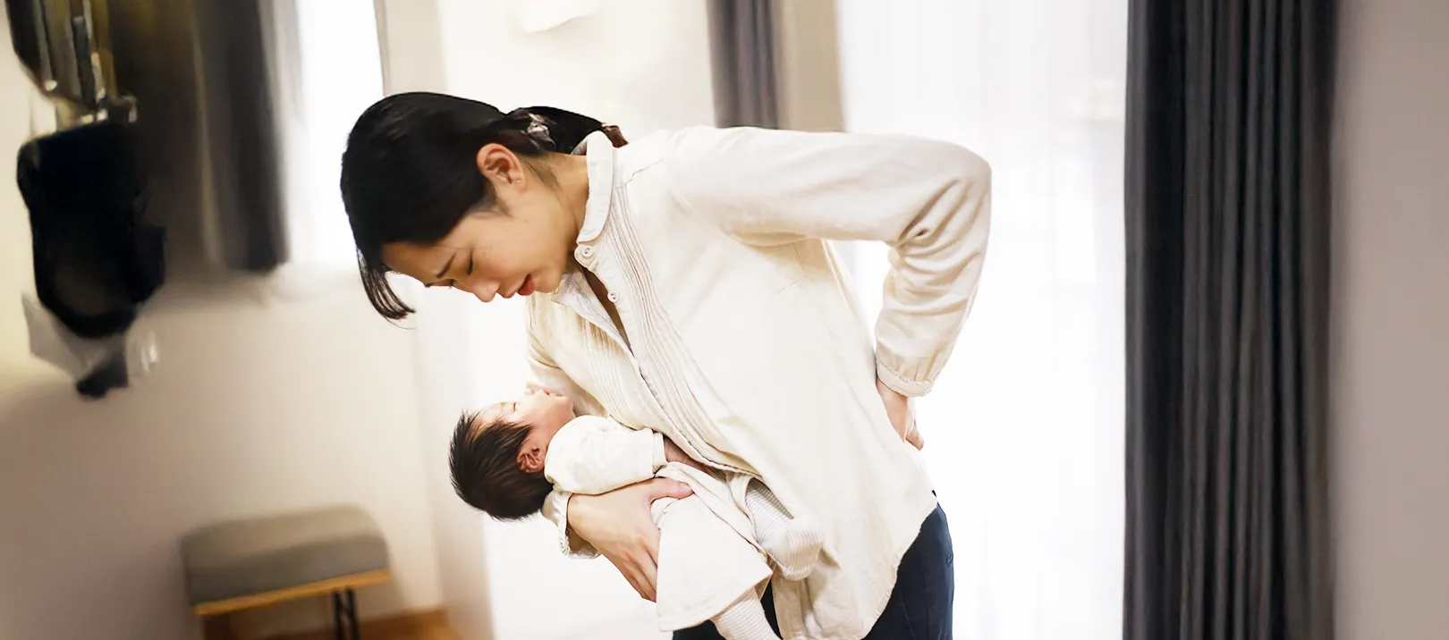 産後の腰痛の女性